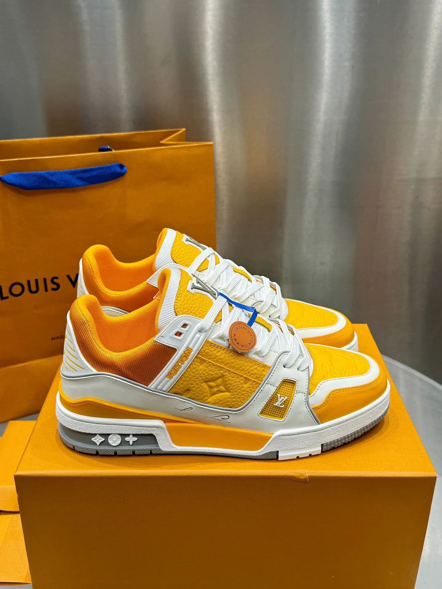 👟👟Ex-factory price 740👟👟 LOUIS VUITTON - the best-looking sneakers by Virgin Abloh, Lv Brand strongly recommends new products, official website limited edition retro basketball sneakers! Both high-top and low-top models spent money to purchase the original 1:1 accurate replica, the details are invincible, full of sincerity, imported custom-made original cowhide, the original package method is the same, the details are 100% restored, the private model customizes the original one-piece TPU outsole, which is different from other brands, without the original version, this effect cannot be achieved! LV’s best-looking couple shoes in the past, don’t miss it! Size: 35-45
